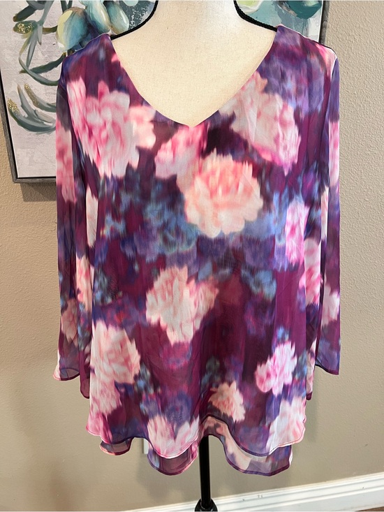 Jennifer Lopez Tops - Jennifer Lopez Purple & Pink Floral V-Neck Tunic